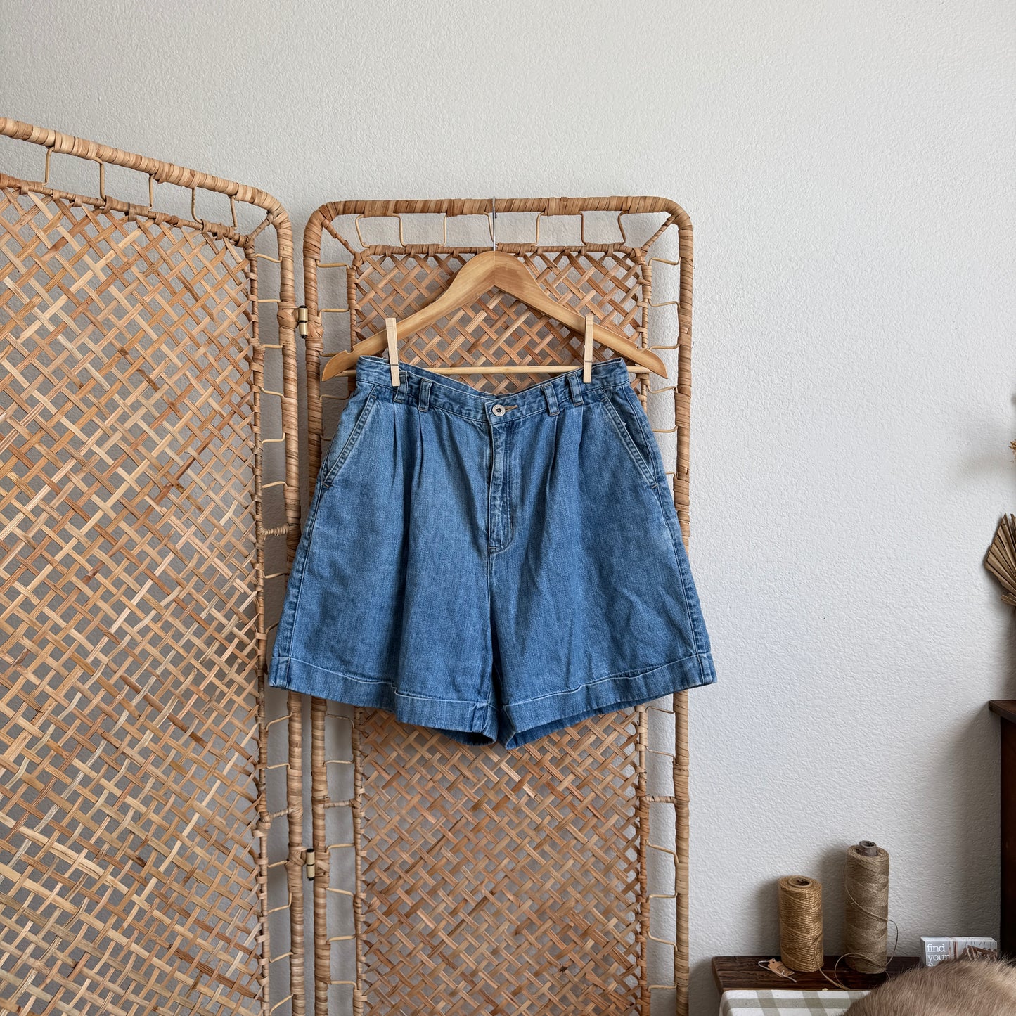 Vintage Pleated Chambray Denim Shorts (28W)